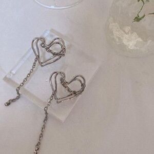 The Chain My Heart earrings with chain attached posts in 925 silver.